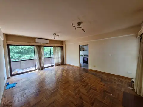 Excelente Piso 86 m2. 3 Ambientes Amplios al Frente con Balcon y Cochera