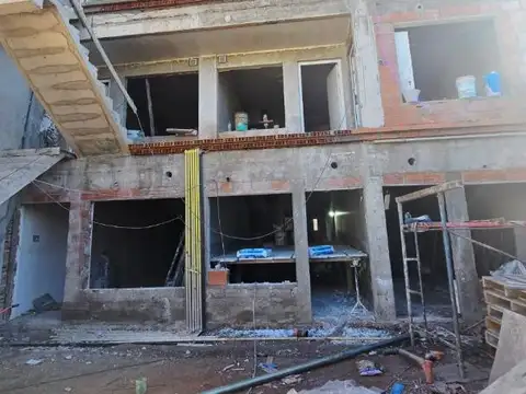 Venta Departamento 2 ambientes c/ patio/cochera en pozo