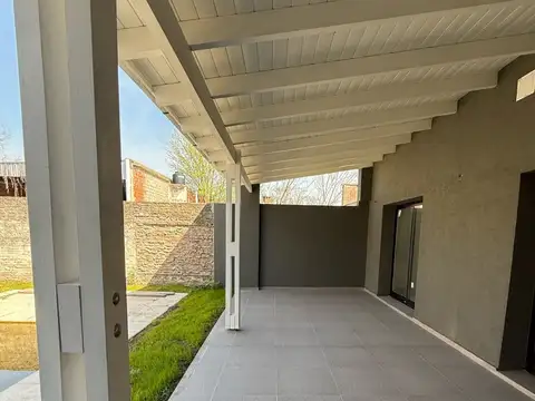 Casa 2 Hab, 2 Baños, Pileta, Angelome 1217 - Funes Centro.