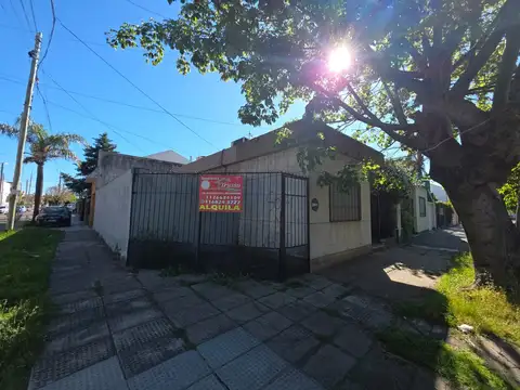 Casa en alquiler 3 ambientes en San justo muy buen estado.