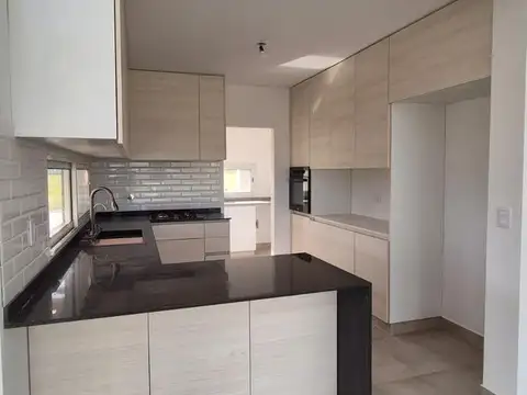 Casa 5 ambientes con 2 baños