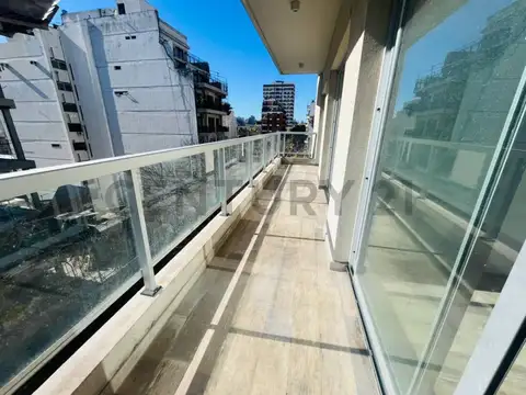 Semipiso 2 Ambientes con Cochera y Balcón al Frente – Apto Crédito