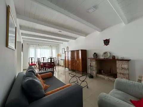 Casa 8 ambientes con 2 baños