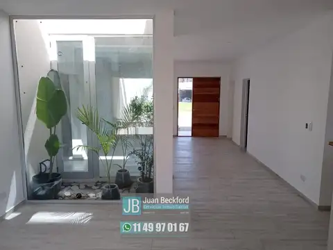 Casa en Alquiler con 4 cocheras