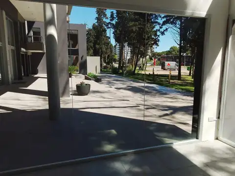 En Pinamar |amplio Local Sobre Av Bunge. 3 Baños.  2 Entrepisos.