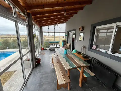 Casa super equipada, con detalles de categoría, barrio Domselaar Chico VENTA