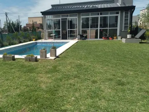 Casa super equipada, con detalles de categoría, barrio Domselaar Chico VENTA