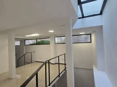 Venta Local / Oficina en Pichincha Rosario Dos niveles Cochera Doble Ingreso Baño. A Estrenar