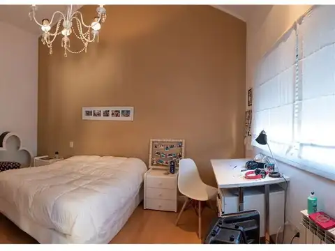 Casa en VENTA barrio URCA sobre Emilio Lamarca | 4 dormitorios | PILETA