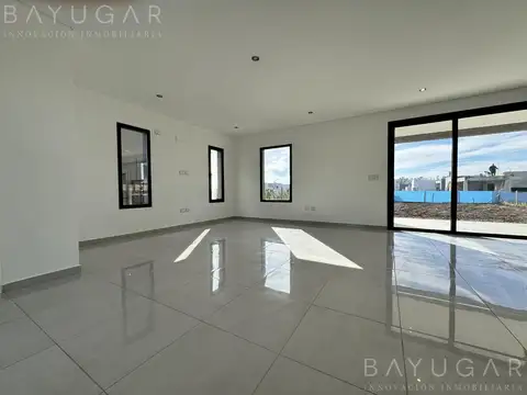 Casa en Venta con 3 cocheras