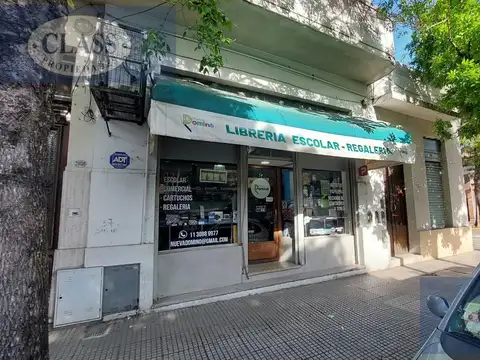 LOCAL AL FRENTE CON ENTRADA INDEPENDIENTE EN VENTA EN PARQUE CHACABUCO. SIN EXPENSAS !!!