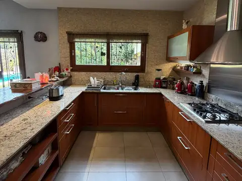 Venta casa 5 amb fondo pileta cochera Ciudad Evita