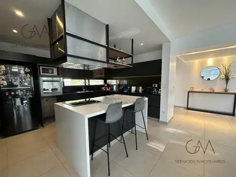 Casa en Alquiler con 2 cocheras