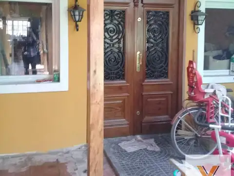Casa en venta - 3 Dormitorios 2 Baños - Cocheras - 415Mts2 - Glew, Almirante Brown