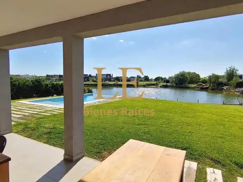 Casa en Alquiler con 4 cocheras