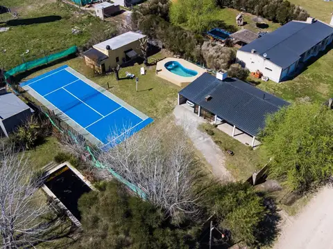 Casa 4 ambientes con 2 baños