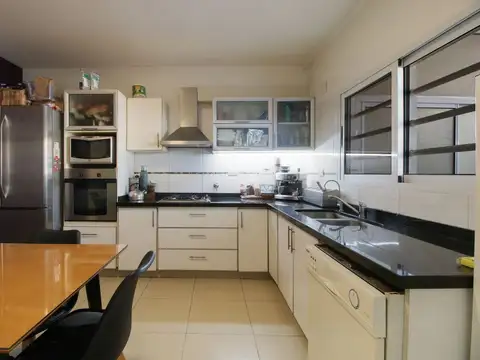 VENTA CASA TRIPLEX 6AMB FLORIDA JARDIN Y PILETA