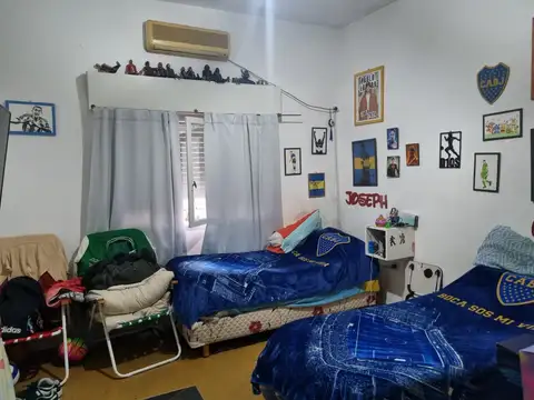  IMPRESIONANTE CASA CON EXTENSO PATIO Y PILETA 