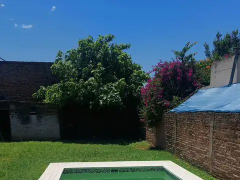  IMPRESIONANTE CASA CON EXTENSO PATIO Y PILETA 
