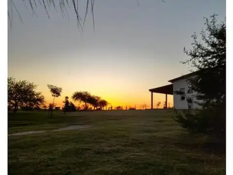 Casa quinta, tres dormitorios, con jardín parquizado de 2000 m2, excelentes vistas - Minuanes B...