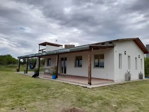 Casa quinta, tres dormitorios, con jardín parquizado de 2000 m2, excelentes vistas - Minuanes B...