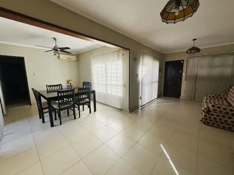 CASA EN SGTO. CABRAL - CON PATIO Y TERRAZA