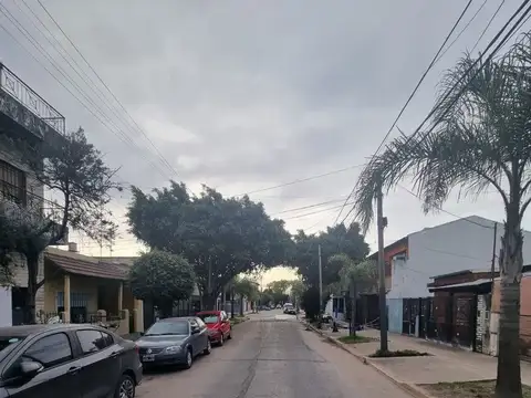 Casa 7 ambientes con 2 baños