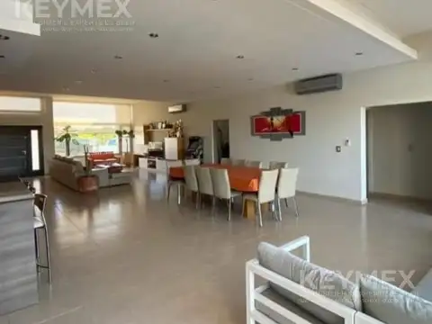 Casa 5 ambientes con 4 baños