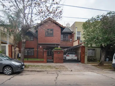 CASA 4 AMB EN VENTA EN QUILMES CON JARDIN Y PILETA