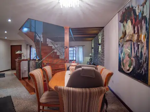 Casa en Venta con 2 cocheras