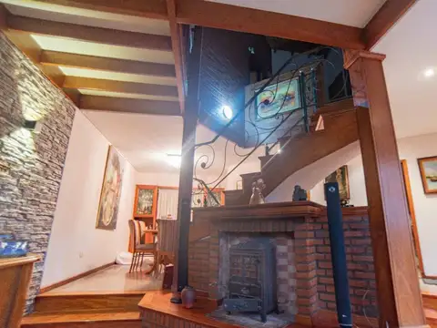 CASA 4 AMB EN VENTA EN QUILMES CON JARDIN Y PILETA