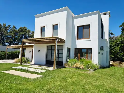 Casa en Alquiler con 4 cocheras