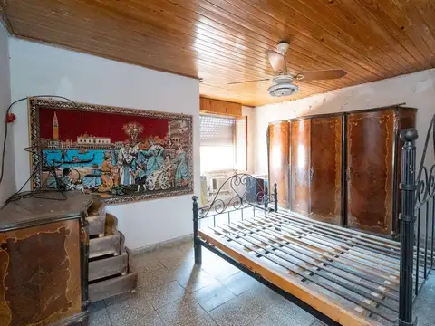 Casa 2 dormitorios con local comercial y galpón con accesos independientes. Ideal renta!