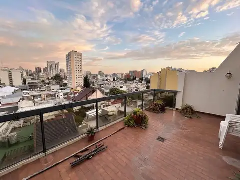 Departamento 3 ambientes al frente con balcón aterrazado.