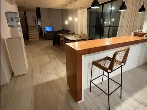 Casa en Alquiler con 4 cocheras