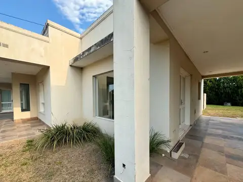 CASA EN VENTA CON LOTE DE 1900 M2