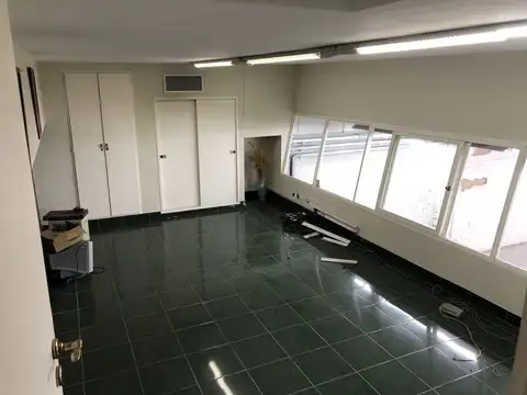 Oficina 7 ambientes con 5 baños