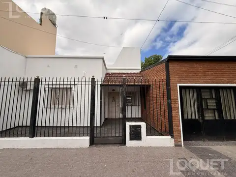 Venta de Casa dos dormitorios y gran terreno en Guadalupe Oeste, Santa Fe.