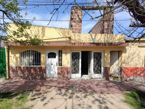 VENTA CASA CON COCHERA A 1 CUADRA DE BLAS PARERA