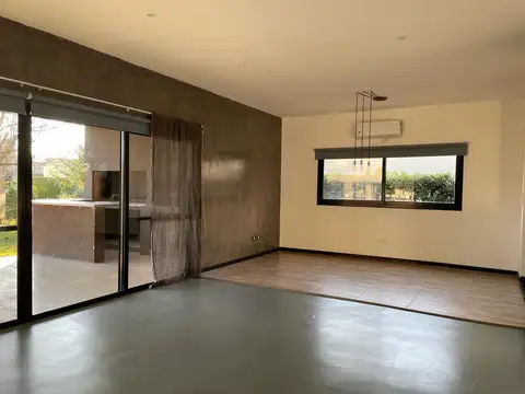 Venta Casa 5 ambientes con Pileta en Barrio Cerrado Alamo Alto