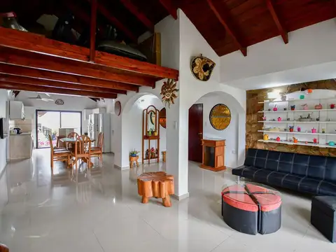 Casa en Venta con 3 cocheras