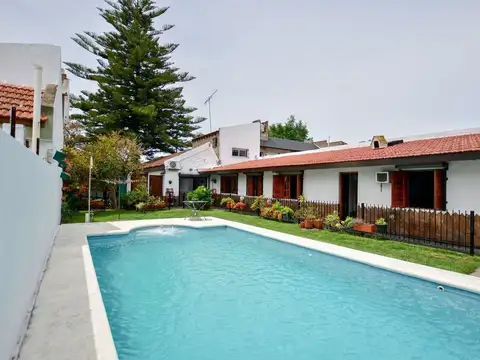 CASA EN VENTA GONNET 4 DORMITORIOS PILETA COCHERA