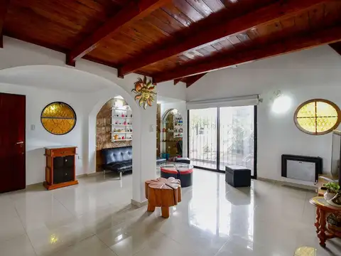 Casa 6 ambientes con 3 baños
