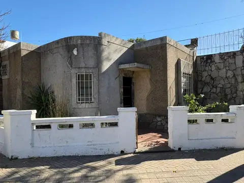 CASA DE 2 DORMITORIOS VENTA PATIO Y TERRAZA BARRIO SARMIENTO ROSARIO