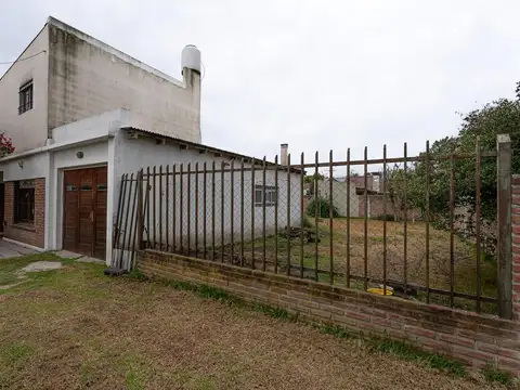 Casa 5 ambientes con 2 baños