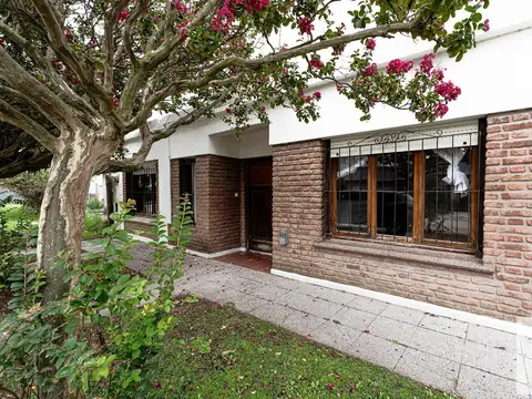 Casa en venta - 4 Dormitorios 2 Baños - Cochera - 464Mts2 - Mar del Plata