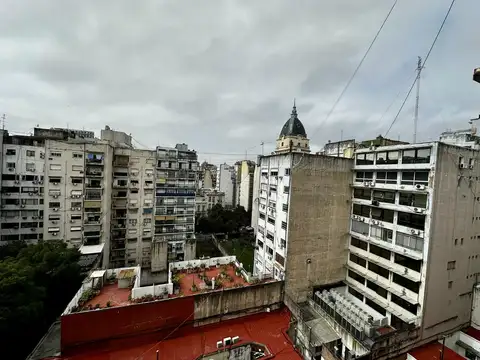 Al frente con balcón. Todo luz. Planta libre divisible 80m.