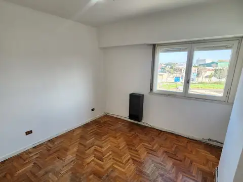 T. Bronzini 1400, Piso 3