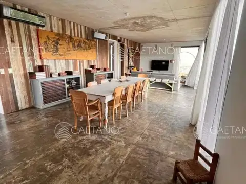 Casa 6 ambientes con 5 baños