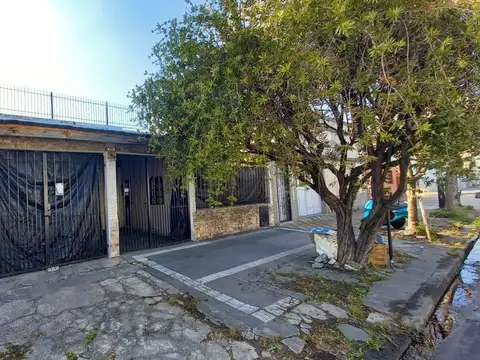 Casa 4 ambientes venta con cochera a refaccionar